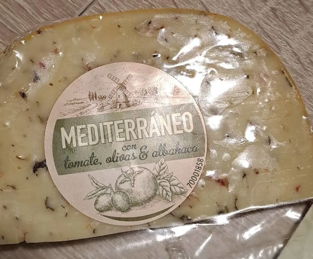 Queso mediterráneo con tomate, olivas y albahaca