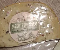 Queso mediterráneo con tomate, olivas y albahaca