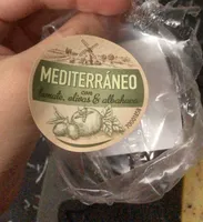 Queso mediterráneo con tomate, olivas y albahaca