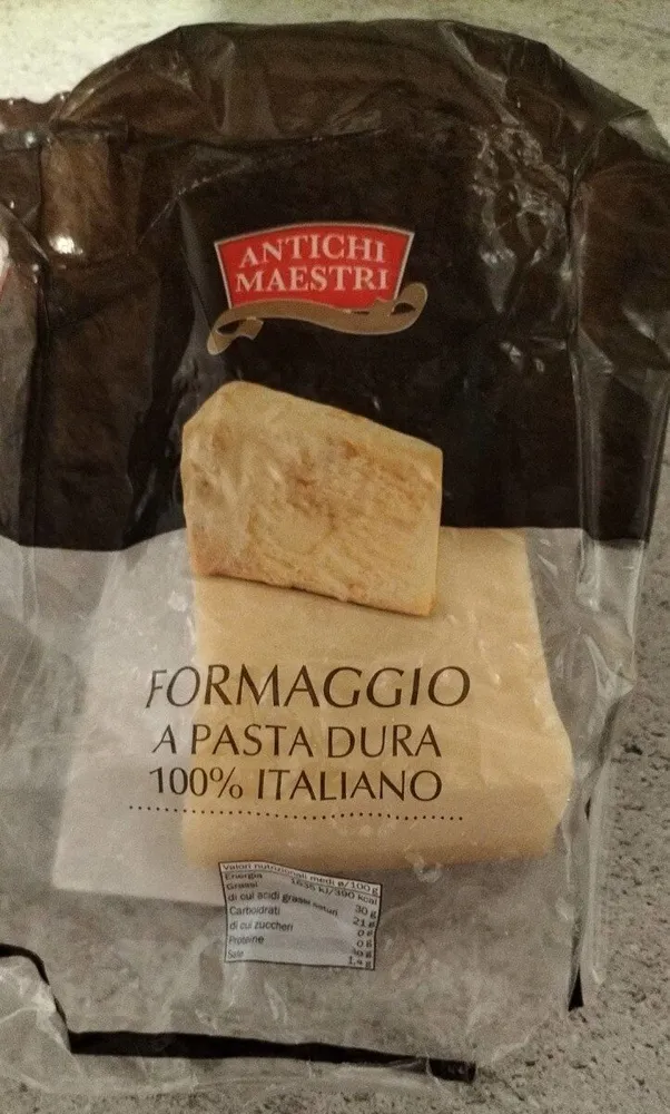 Formaggio a pasta dura italiano