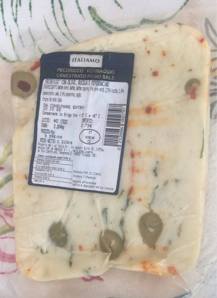 Pecorino con olive, rucola e peperoncino