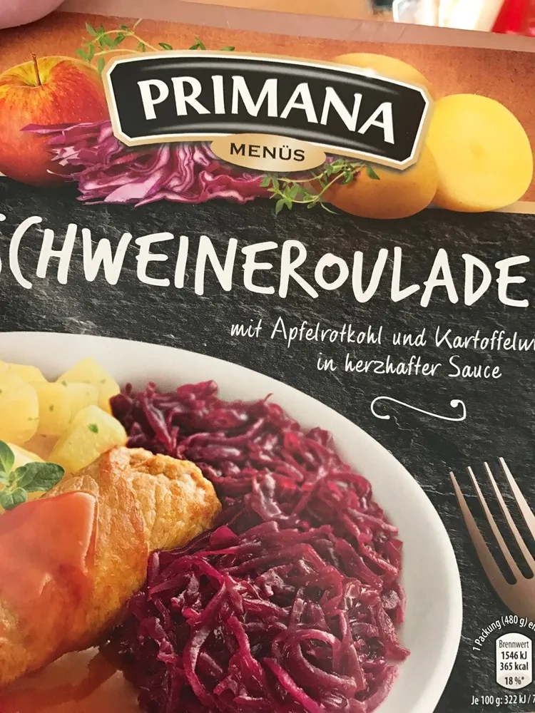 Schweineroulade mit Apfelrotkohl und Kartoffelwürfeln in herzhafter Sauce