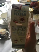 Frühstücksbecher, Joghurt Mit Roter Grütze Und Müs. ..