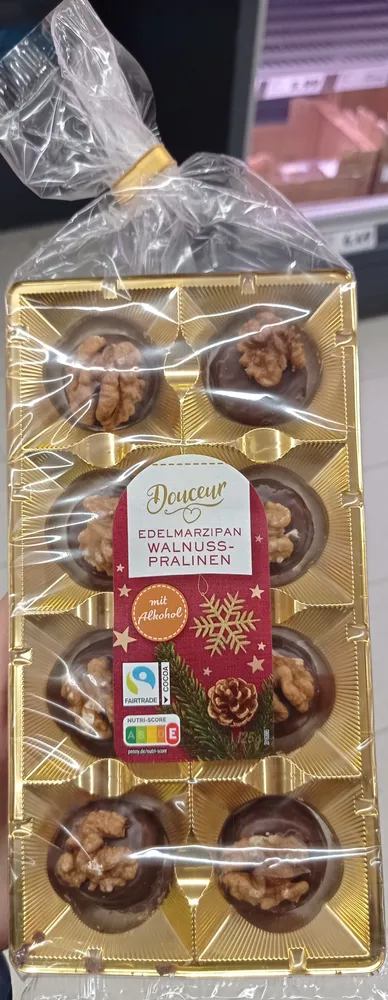 Edelmarzipan Walnuss-Pralinen