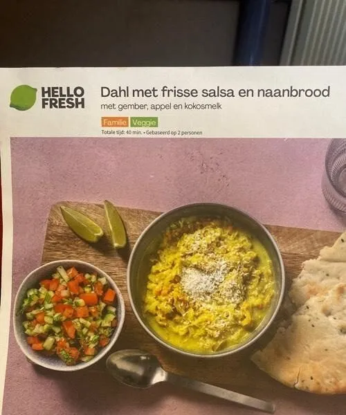 Dahl met frisse salsa en naanbrood