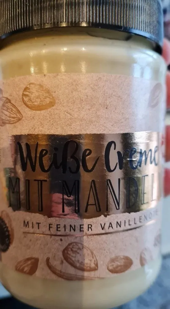 Weiße Creme mit Mamdeln