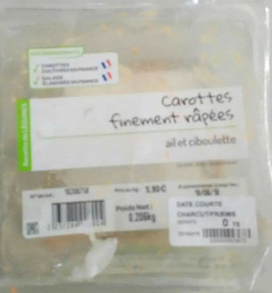 Carottes finement râpées, ail et ciboulette