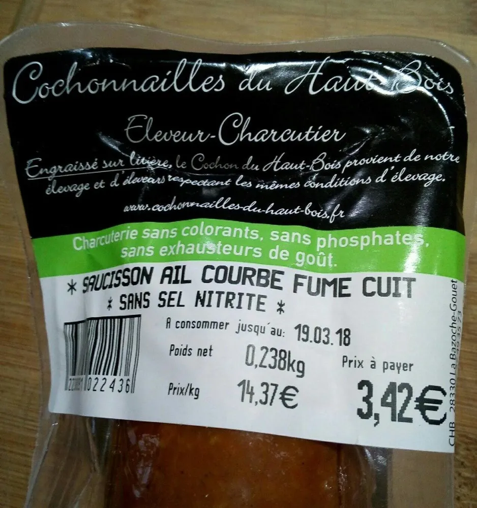 Saucisson a l'ail courbe fumé cuit