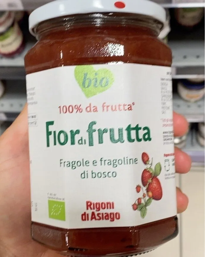 Fior di frutta fragole e fragoline di bosco
