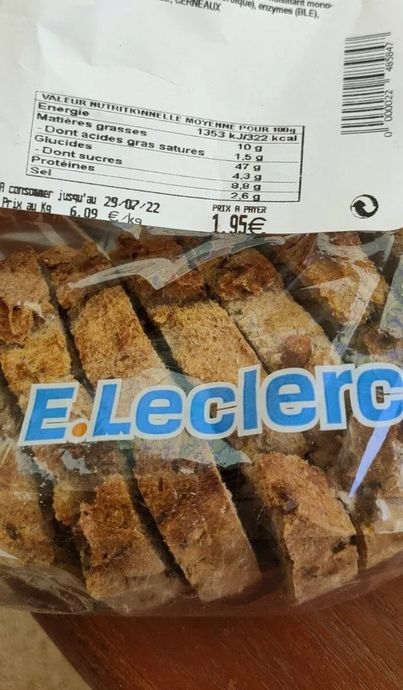 Pain aux noix tranché