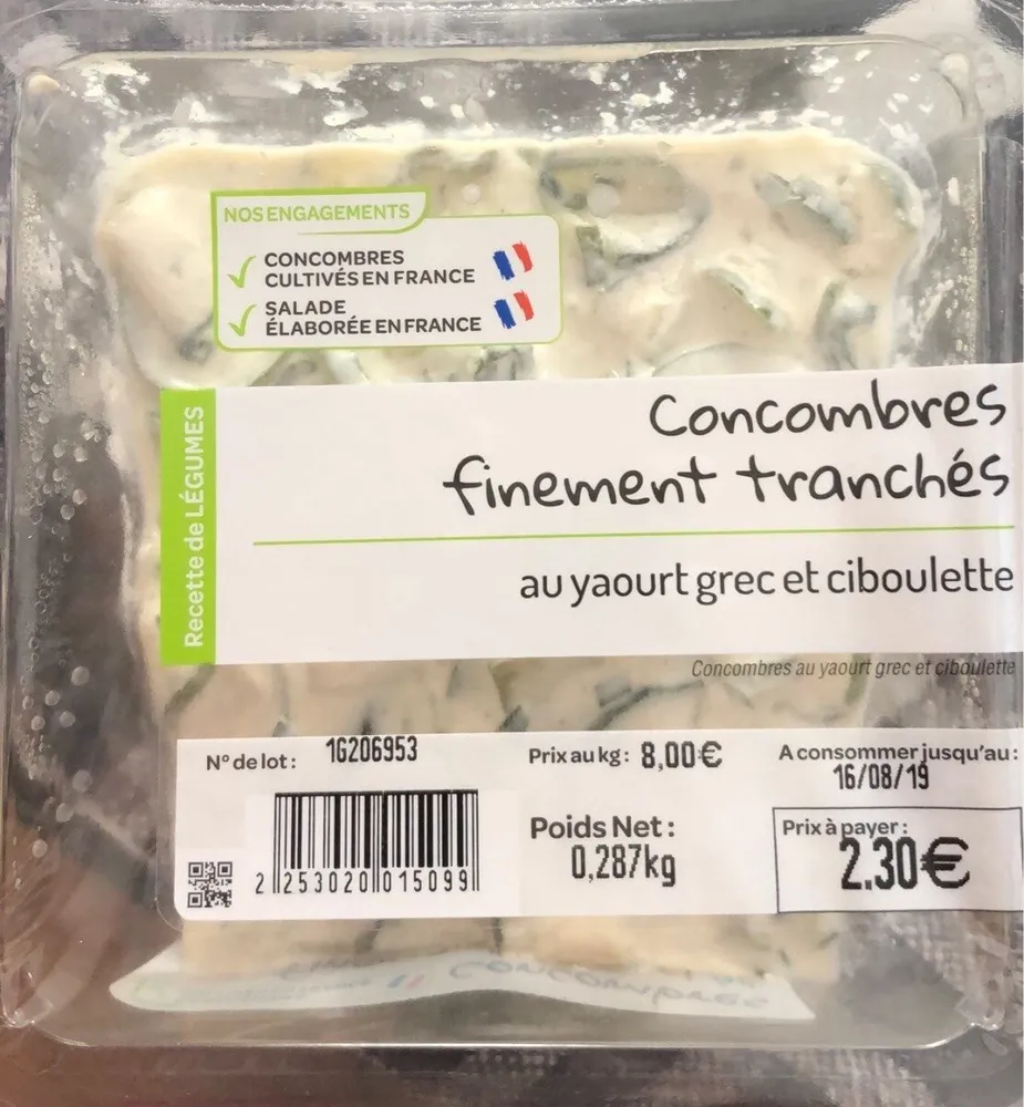 Concombres finement tranchés au yaourt grec et ciboulette