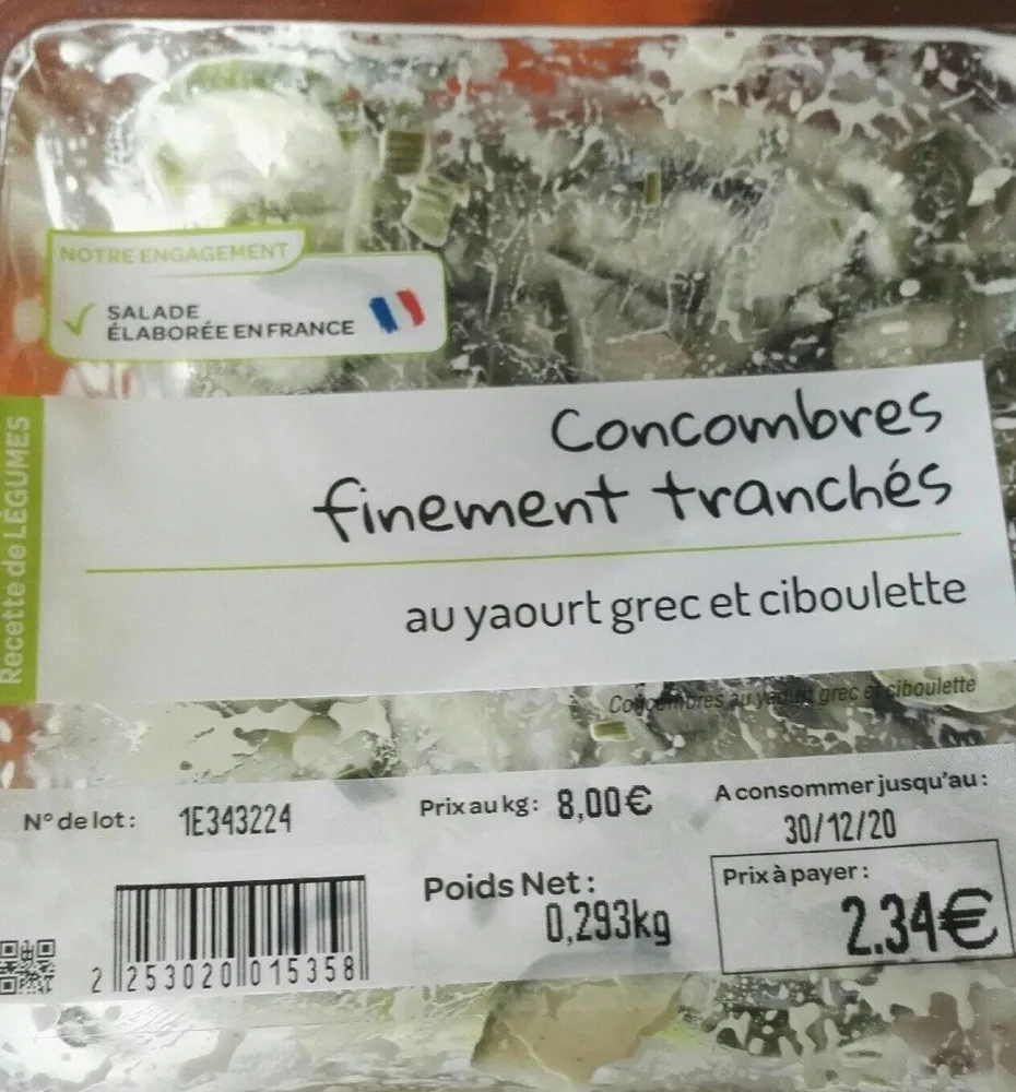 Concombres finement tranchés au yaourt grec et ciboulette