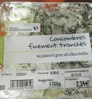 Concombres finement tranchés au yaourt grec et ciboulette