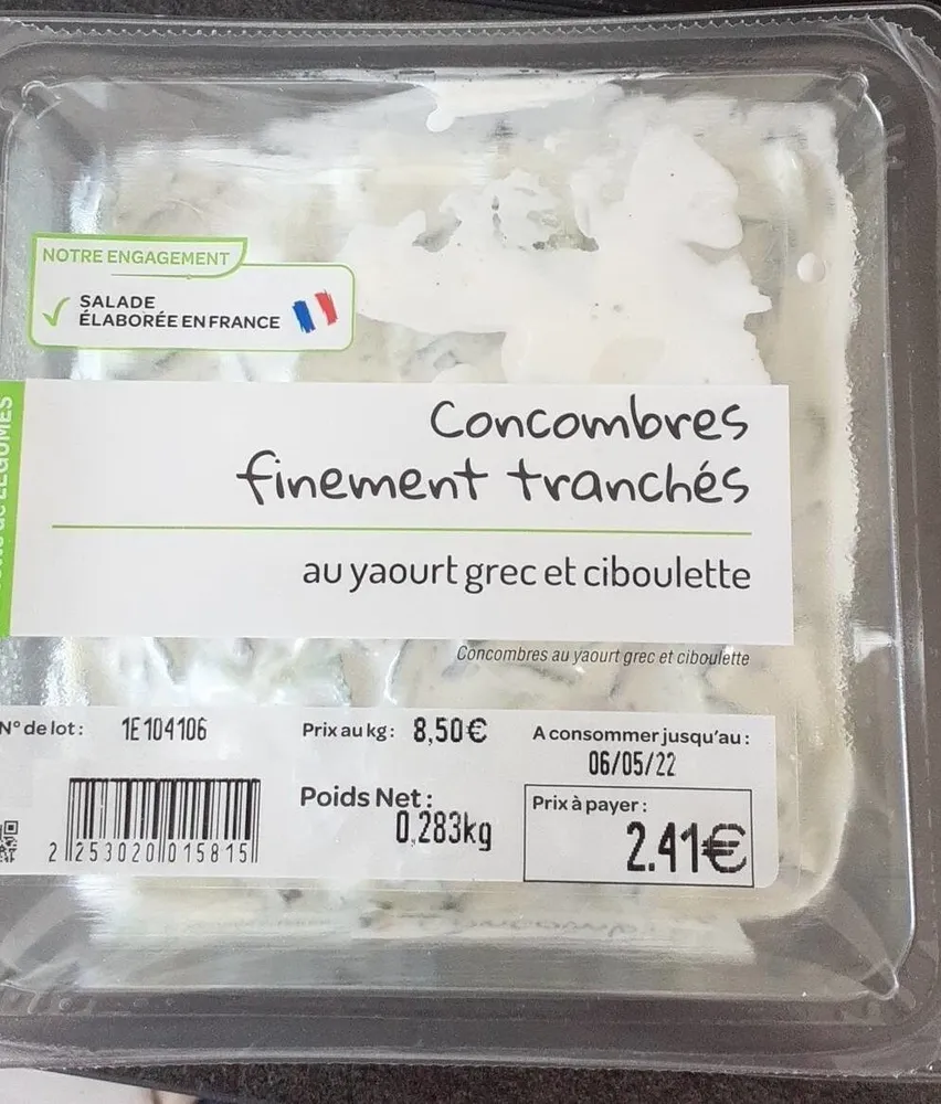 Concombres finement tranchés au yaourt grec et ciboulette