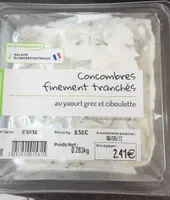 Concombres finement tranchés au yaourt grec et ciboulette