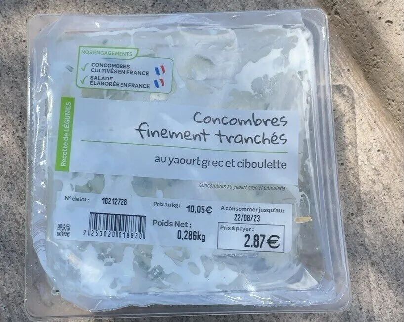 Concombres finement tranchés au yaourt grec et à la ciboulette