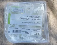 Concombres finement tranchés au yaourt grec et à la ciboulette