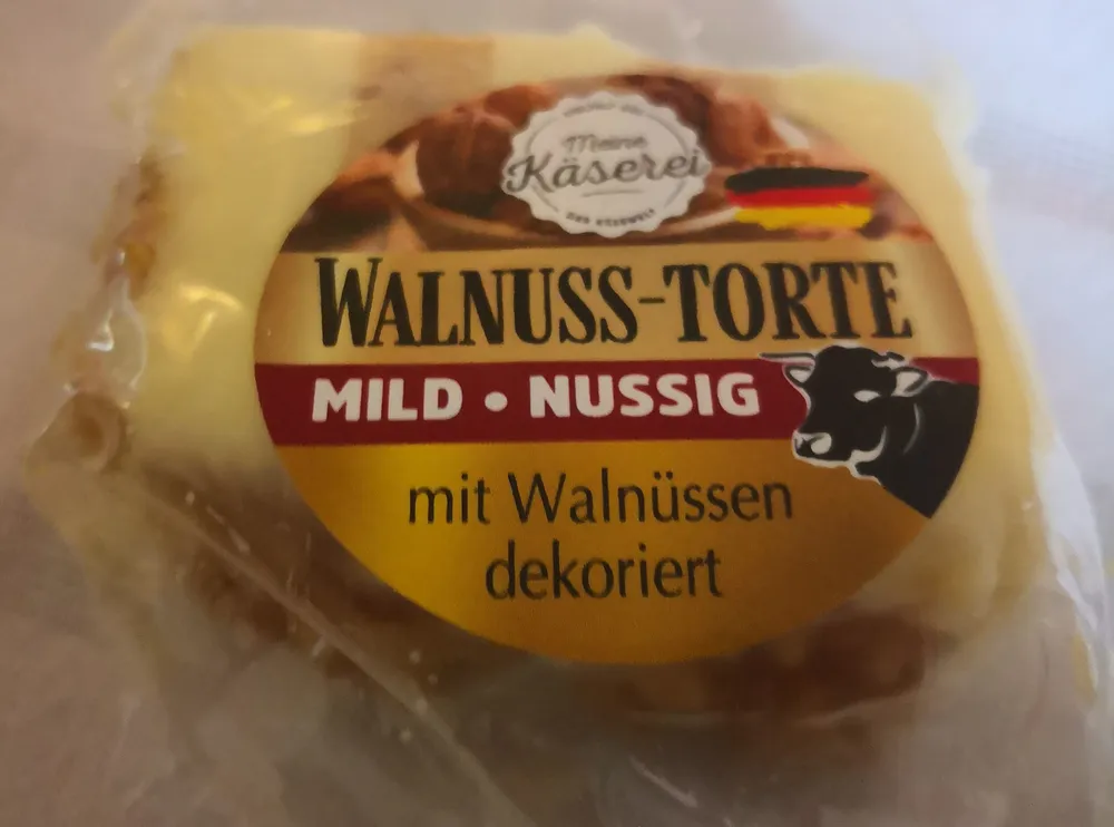 Wallnusstorte aus Schmelzkäsezubereitung
