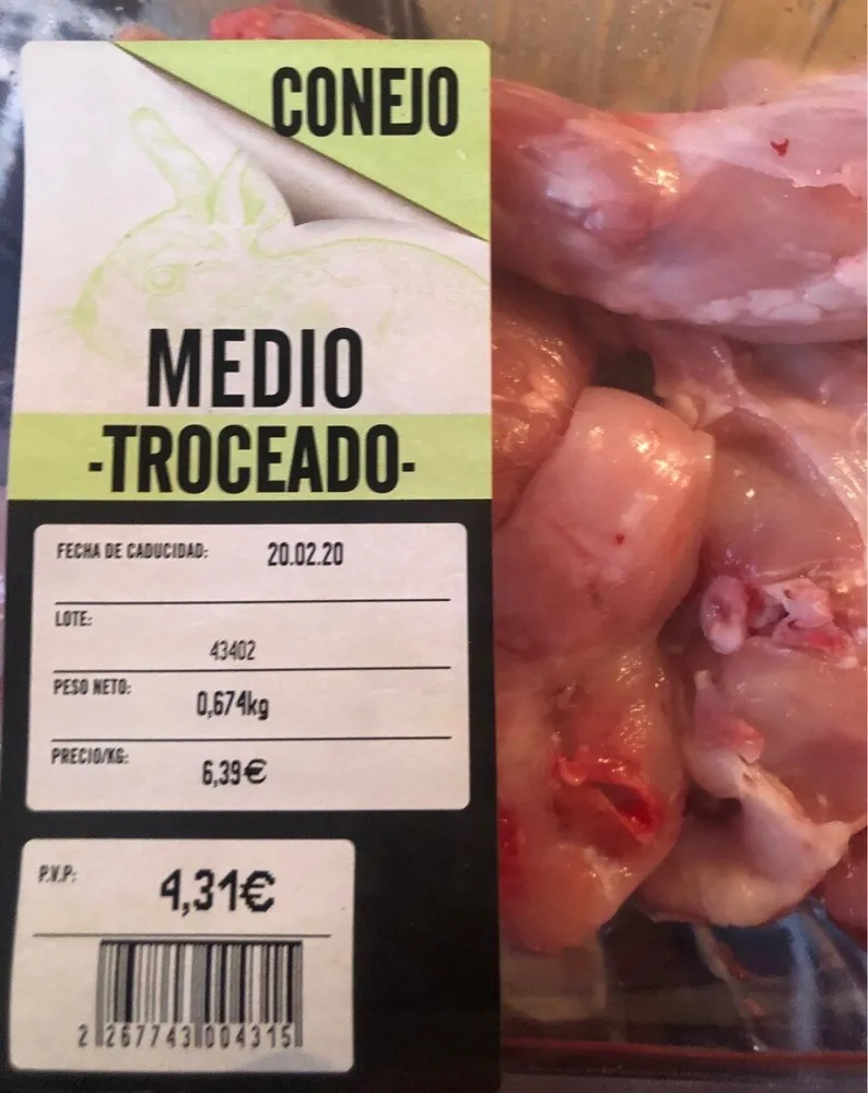 Conejo medio troceado