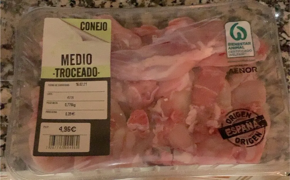 Conejo medio troceado