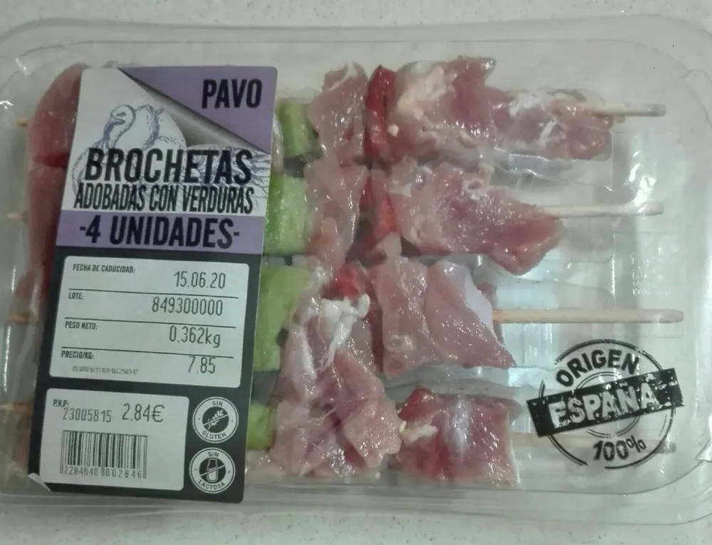 Brochetas de pavo adobadas con verduras