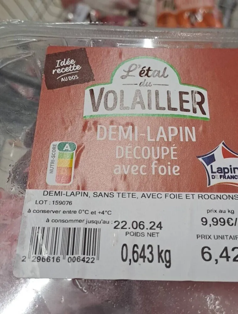 Demi lapin découpe l' étal du volailler