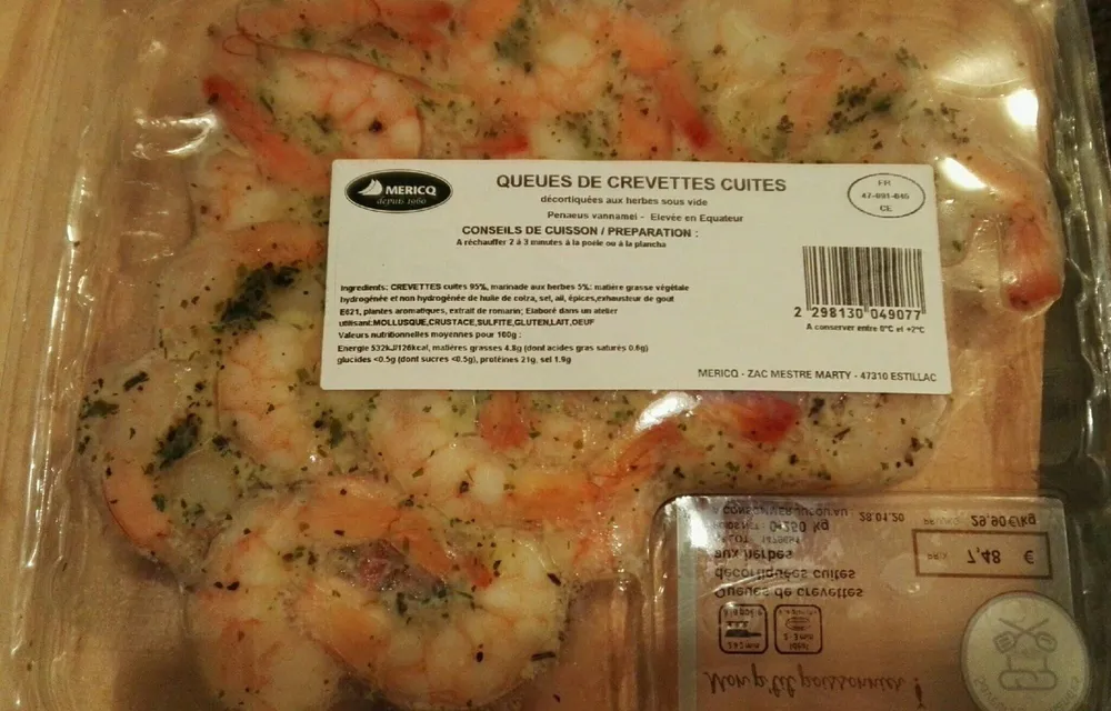 Queues de crevettes décortiquées cuites aux herbes