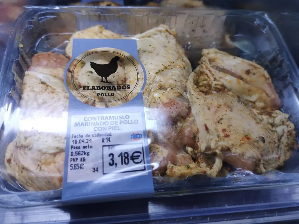 Contra muslo marinado de pollo con piel