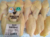 Pollo rural-alas partidas