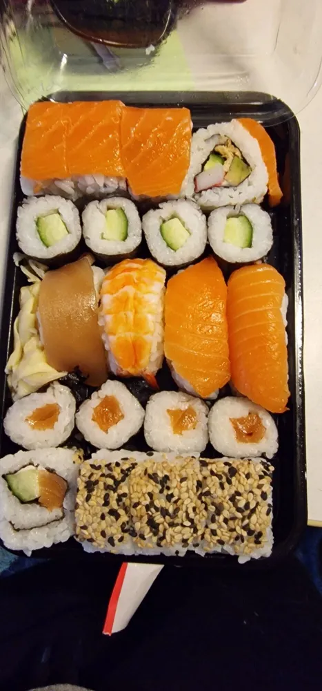 Sushi: 8x Maki (4x Lachs, 4x Gurke); 4x Nigiri (2x Lachs, 1x Thunfisch, 1x Garnele); 8x California (4x mit Lechs, Gurke; 4x mit Lachs, Surimi, Avocado). Bellage: Eingelegter Ingwer (10 g).