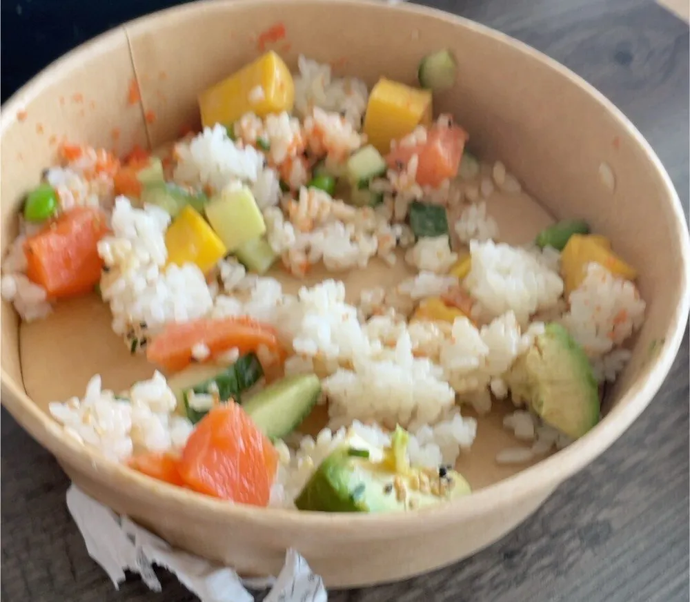 Reisschale mit Lachs, Mango, Masago und Gemüse