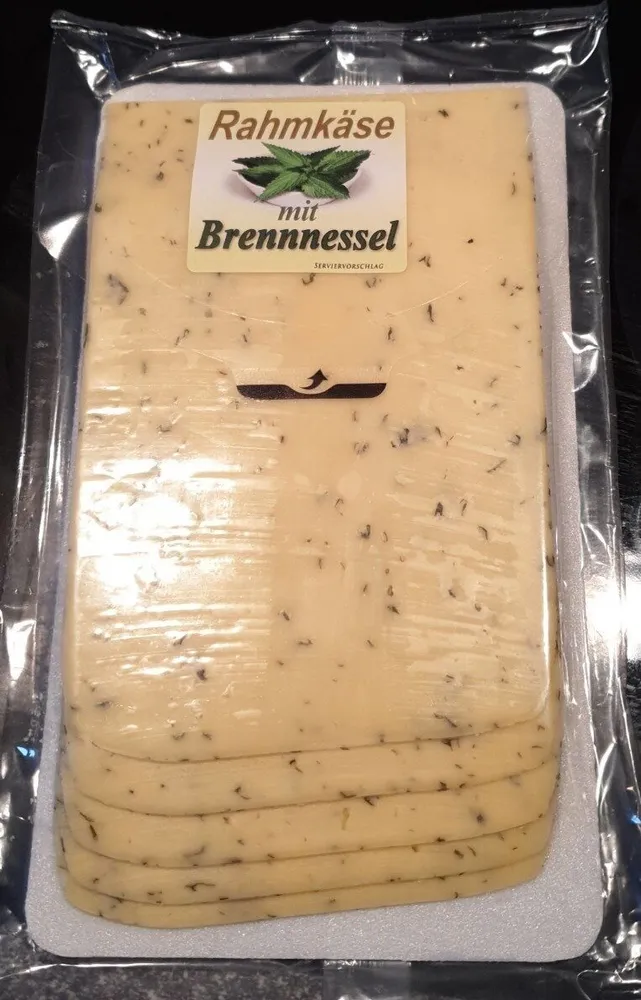 Rahmkase mit brenessel