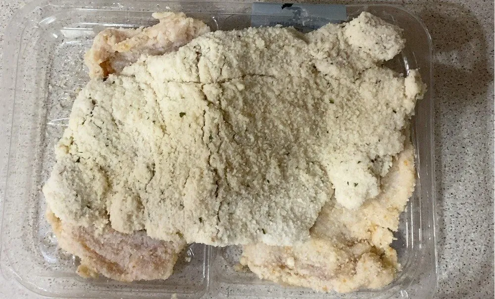 filete de pechuga de pollo marinado empanado
