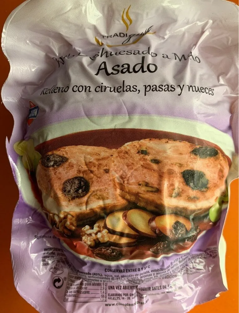 Pollo asado relleno con ciruelas, pasas y nueces
