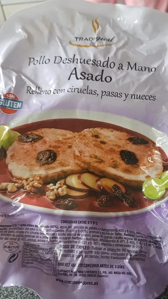 Pollo asado relleno de ciruelas, pasas y nueces