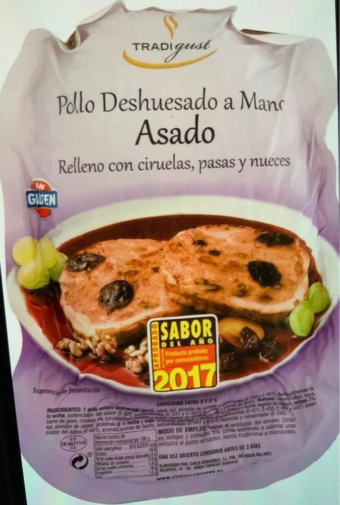 Pollo asado relleno con ciruelas, pasas y nueces