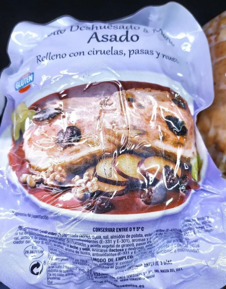 Pollo asado relleno con ciruelas, pasas y  nueces
