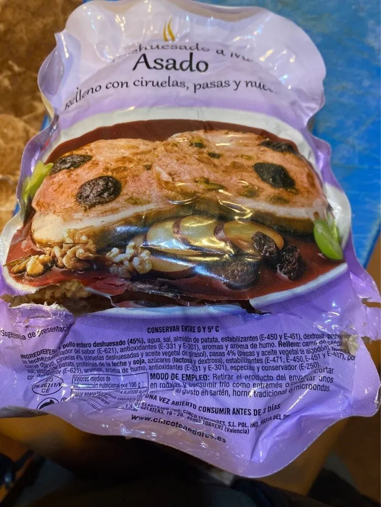 Pollo adado relleno con coruelas pasas y nueces