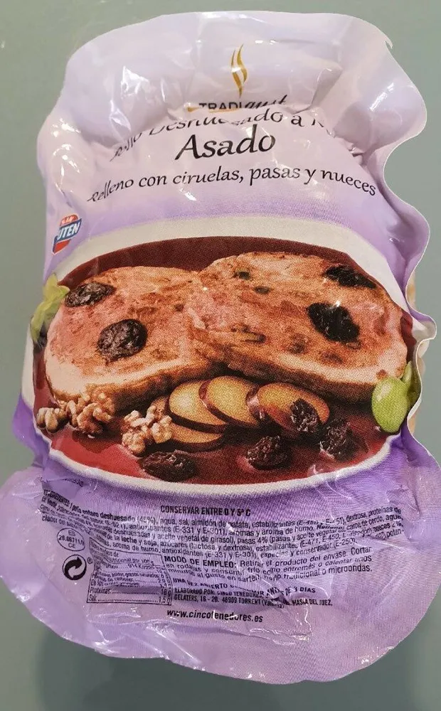Pollo asado relleno con ciruelas, pasas y nueces