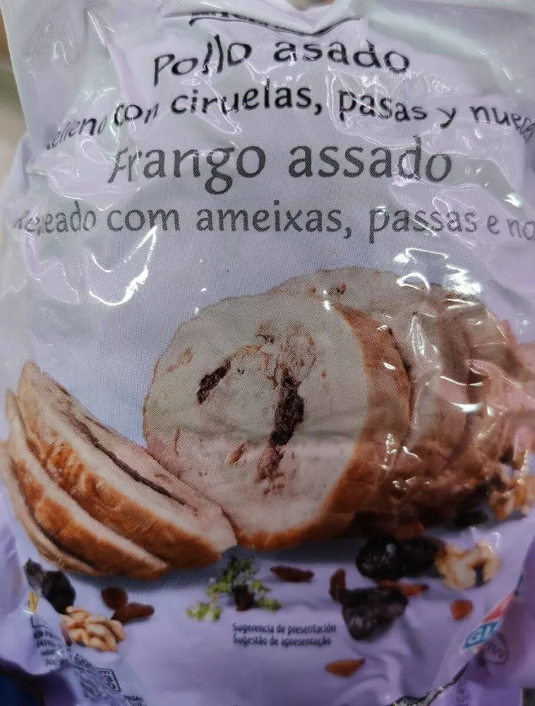 Pollo asado relleno con ciruelas, pasas y nueces