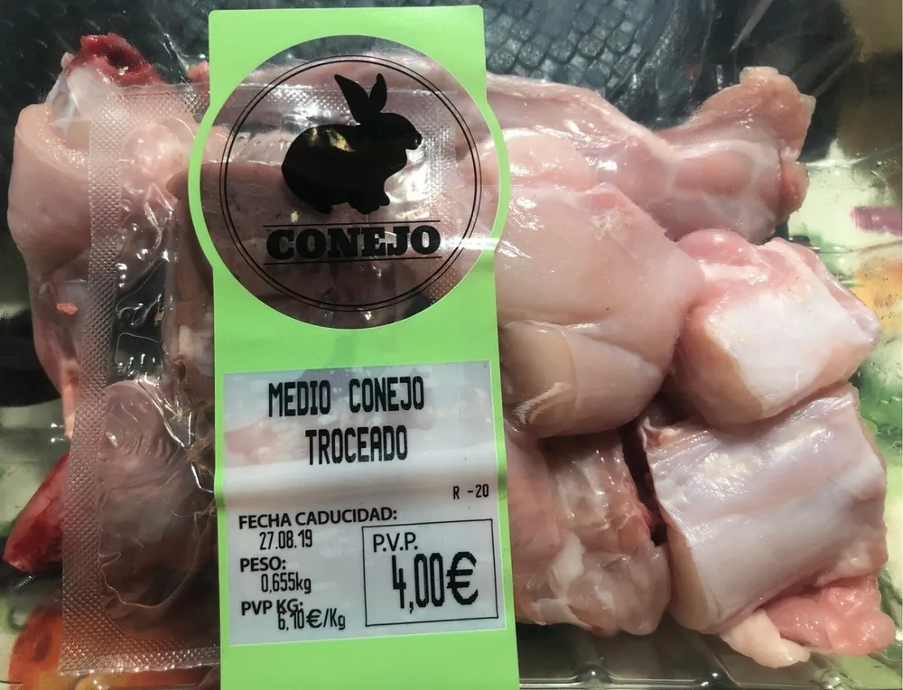Medio conejo troceado