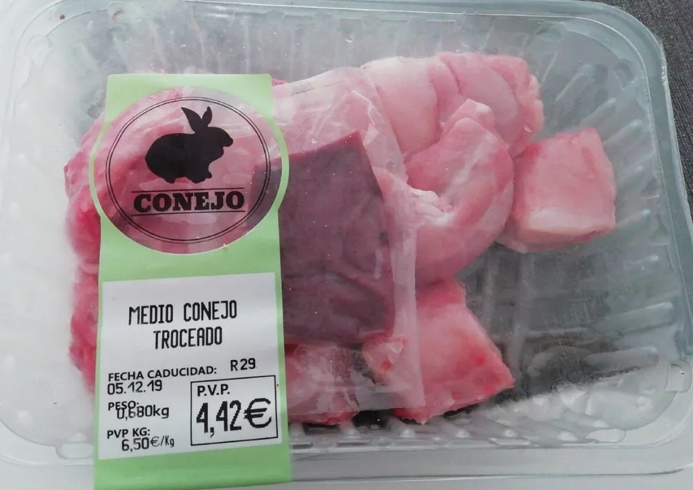 Medio conejo troceado