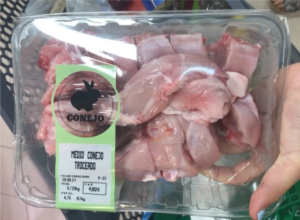 Conejo entero troceado