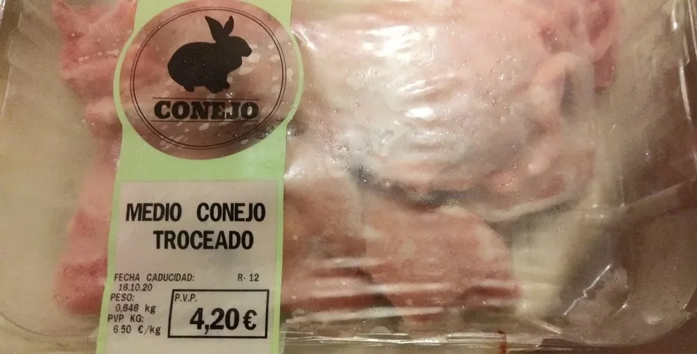Medio conejo troceado
