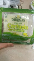 Queso tierno cortado en cuñitas