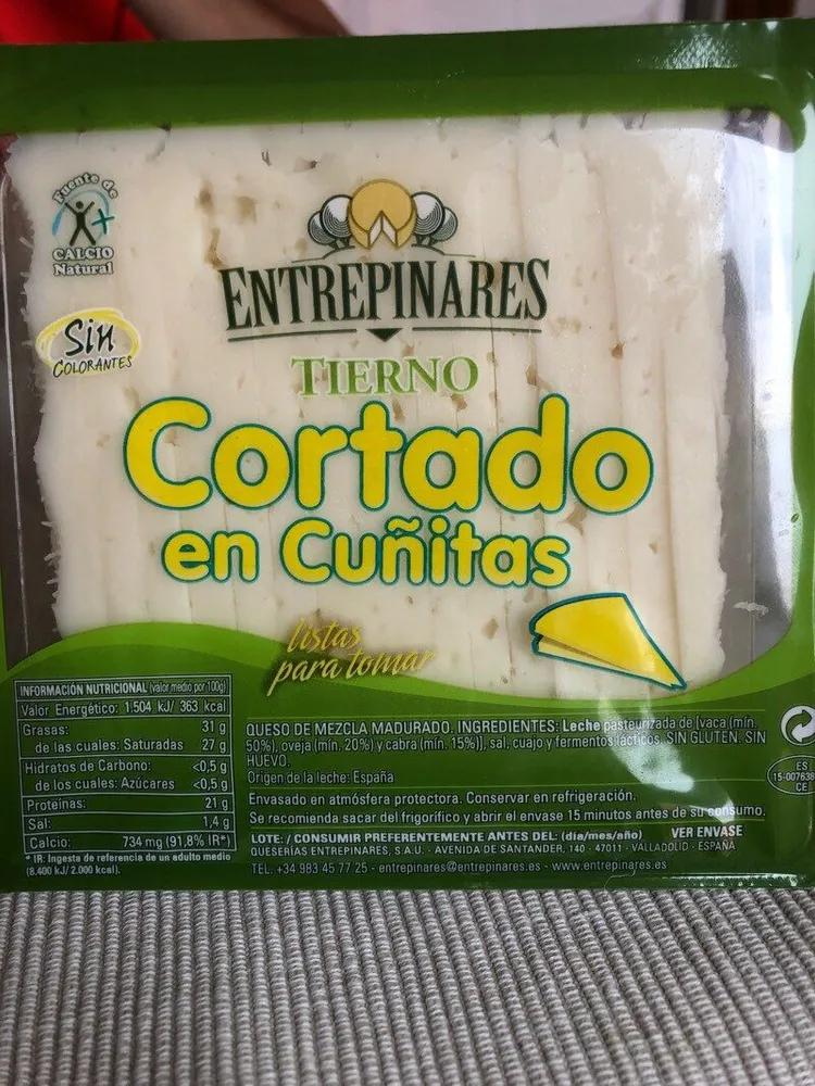 Queso tierno cortado en cuñitas