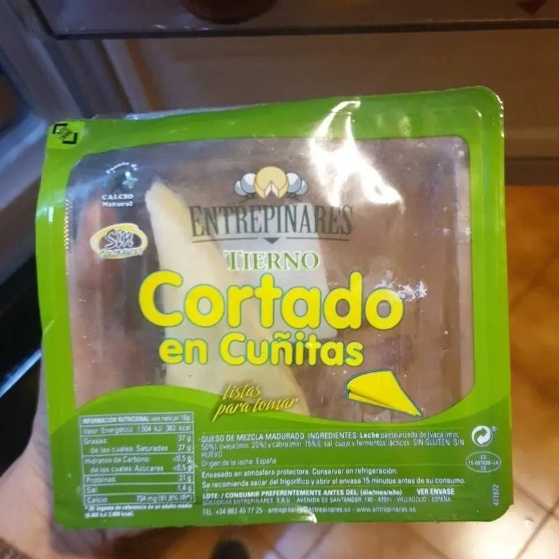 Queso tierno cortado en cuñitas