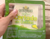 Queso tierno cortado en cuñitas