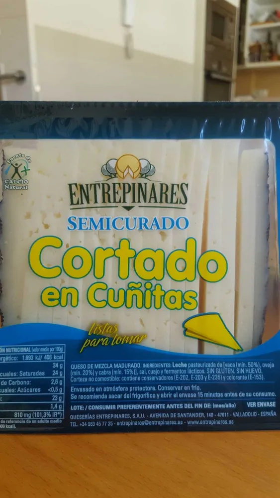 Queso semicurado cortado en cuñitas