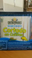 Queso semicurado cortado en cuñitas